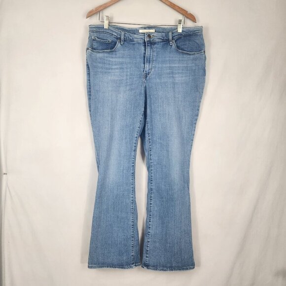 Levi Classic Bootcut Women's 33 Mid Rise Light Wash Stretch Denim Blue Pants - Picture 1 of 8